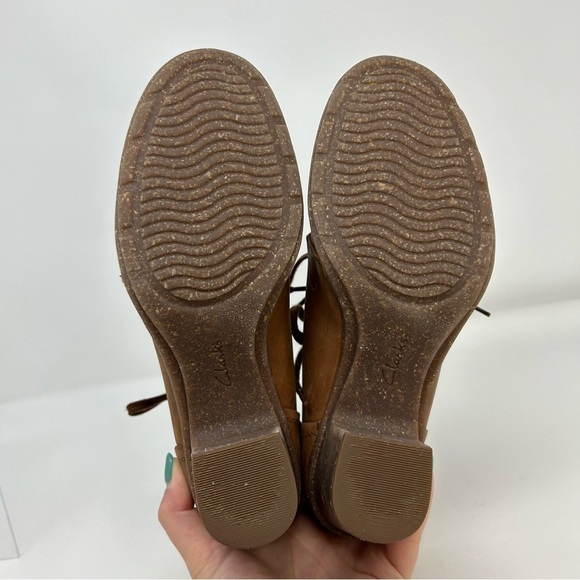 Clarks Brown Tan Leather Sashlin Sue Ankle Lace Up Booties Size 9 Comfort - Picture 10 of 13